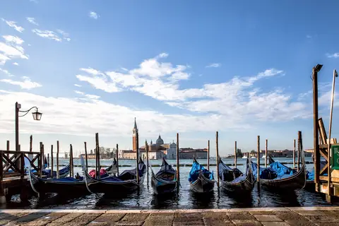 Gondole ormeggiate con San Giorgio sullo sfondo