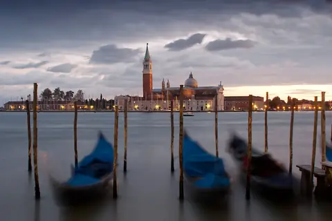 Gondole davanti a San Giorgio Maggiore al tramonto
